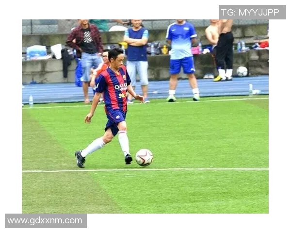 阳光帅气的足球明星如何在绿茵场上绽放魅力与激情的光芒